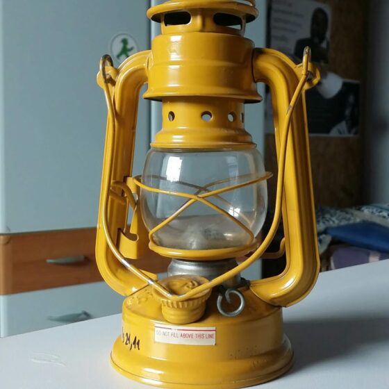 The yellow lantern and the wick. Cabiojinia