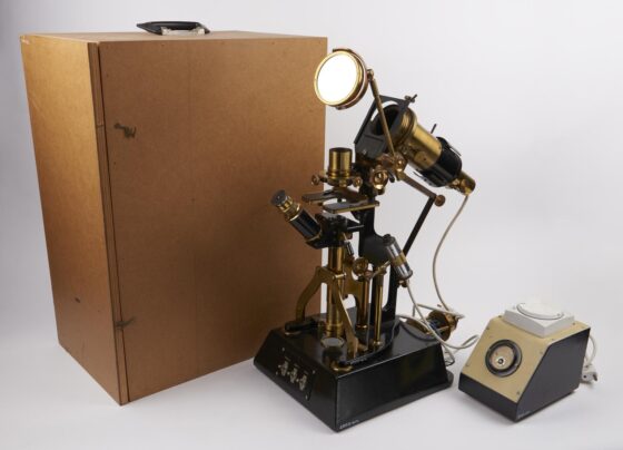 Inverted microscope designed and made by an amateur microscopist (inverted microscope)