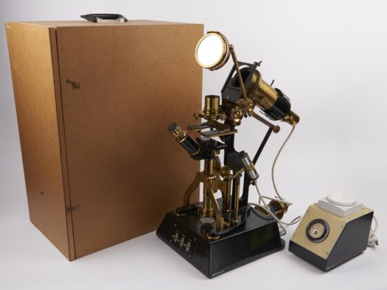 Inverted microscope designed and made by an amateur microscopist (inverted microscope)