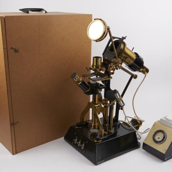 Inverted microscope designed and made by an amateur microscopist (inverted microscope)